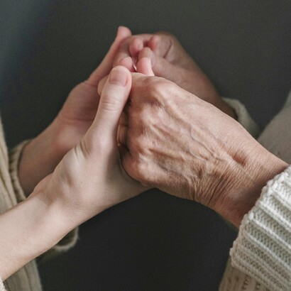 Attraverso racconti semplici ma profondi, i Fioretti permettono agli anziani di condividere valori senza tempo con le nuove generazioni, favorendo un dialogo ricco e significativo