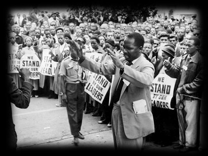 Membros do Partido Congresso Nacional Africano (ANC) em frente ao tribunal de Joanesburgo, África do Sul (1956)