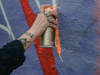 Praticada majoritariamente por jovens da periferia, a pixação acontece de forma coletiva ou individual e envolve a escolha de locais estratégicos como forma de deixar a sua marca