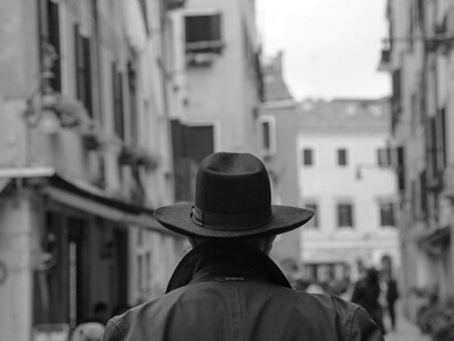 Ferdinando Scianna, Il sapore visivo della tradizione nell’immagine di un uomo che attraversa il Ghetto © Ferdinando Scianna / Magnum Photos. Courtesy of Casa dei Tre Oci 