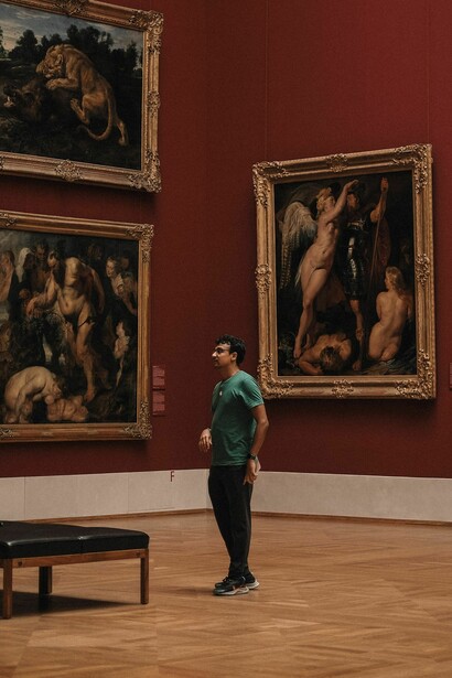 Aunque al principio la escena parece monótona, nota que cada figura posee detalles y tonalidades distintas