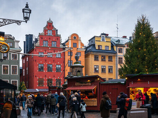 Lo que siempre he tratado de hacer con mi vida: convertirla en un bello decorado y poblarla de actores. Gran plaza en Gamla Stan, diciembre 2022, Estocolmo, Suecia