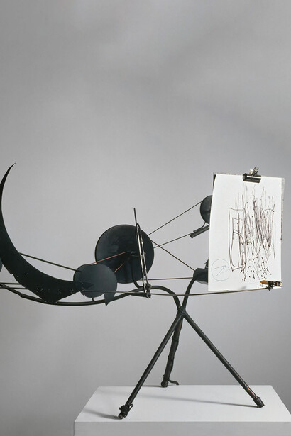 Metamatic de Jean Tinguely, 1959. Machine à dessiner réalisée en Trépied en fer, roues en bois, cadre en tôle moulée, bandes en caoutchouc, tiges en métal, le tout peint en noir, moteur électrique
