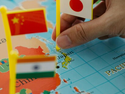 A interpretação e o formato de participação na nova geopolítica fez-se apresentar como está hoje, pelas previsões dos Drs. todos, anteriormente citados. O sucesso e a liberdade do capitalismo, permitiu ao oriente adaptar-se incorporando parte do que era benefício, mas rejeitando inconsistentes e inaceitáveis características das sociedades ocidentais, naquela cultura