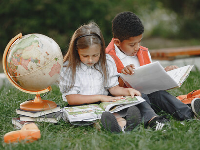 Bambini mentre studiano all'aria aperta
