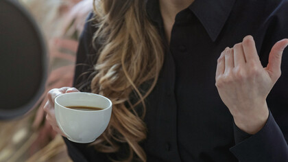 A modernização da educação brasileira vai além da adoção de tecnologias. É preciso promover uma formação crítica e ética que prepare os estudantes para os desafios digitais, equilibrando práticas pedagógicas e conscientização