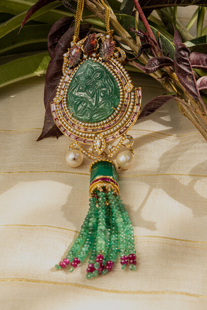Mi piace trarre ispirazione dai gioielli Mughal e mescolare la tradizione con la modernità per creare pezzi unici che hanno un background storico ma dal design contemporaneo