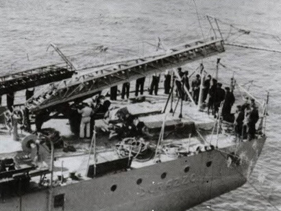 l traghetto "Durazzo" munito di autoscale