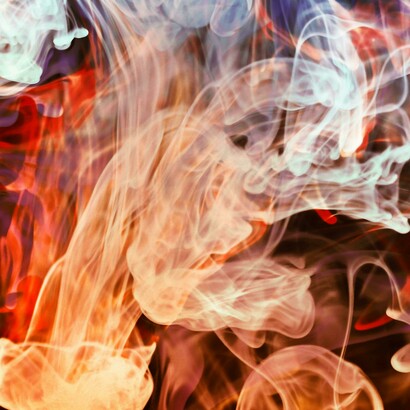 Nella prospettiva New Age, il legame tra fiamme gemelle è interpretato come una connessione energetica e karmica orientata al risveglio della coscienza