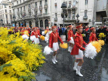 As majorettes desfilam pelas ruas de Herceg Novi