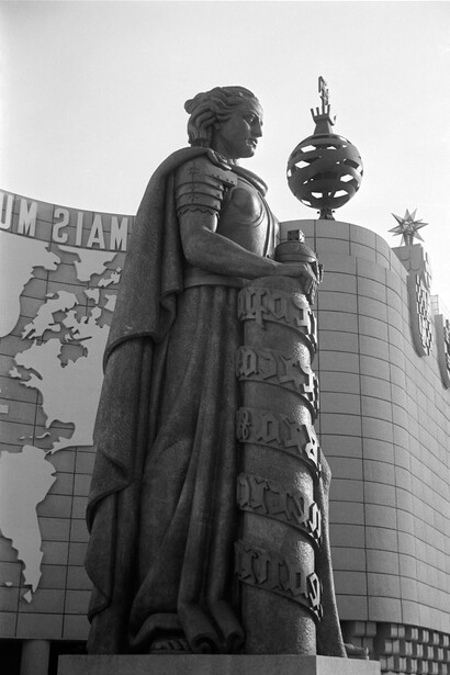 Exposição do Mundo Português, Lisboa, *A Soberania*, estátua de Leopoldo Almeida no exterior do Pavilhão dos Portugueses no Mundo. Fotografia Casimiro dos Santos Vinagre, 1940, coleção Biblioteca de Arte da Fundação Calouste Gulbenkian, Lisboa
