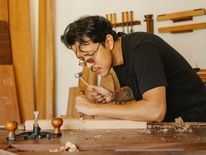 An artisan focused on every detail of his work, symbolizing that meaningful results are built through consistent execution