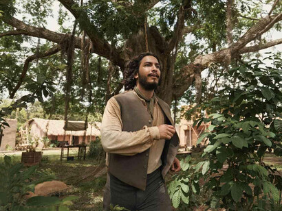 La serie aborda elementos esenciales del realismo mágico, como la presencia de los gitanos liderados por Melquíades y sus descubrimientos científicos