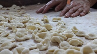 Pasta fresca lavorata a mano sul tavoliere. Orecchiette e strascinati: la tradizione della pasta fresca fatta a mano nel sud Italia