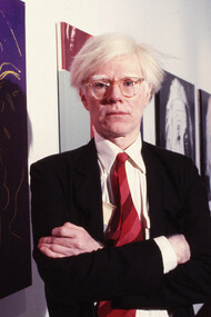 Andy Warhol in una galleria d'arte