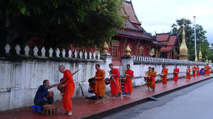 Ceremonia de ofrenda de limosnas, agosto de 2018. Vat Sensoukharam —es el templo dorado y carmesí— en Luang Prabang, Laos