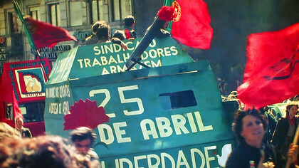 Revolução dos Cravos. A Revolução dos Cravos tardou, mas concretizou-se a 25 de abril de 1974 pela mão do Movimento das Forças Armadas (MFA), conseguindo assim derrubar aquele que foi o regime ditatorial mais longo da Europa