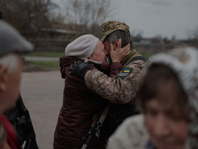 Donna abbraccia un soldato ucraino tornato dalla guerra