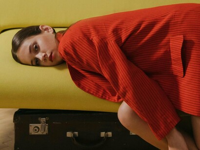 A busca de respostas imediatas com a inteligência artificial, remédios psiquiátricos, higienização absurda, entregas para além do confortavelmente possível e por fim isolamento social aplacam aparentemente temores perante um planejamento feito que quase nunca é levado em consideração pela vida. Nesse caso, cair e levantar minuto a minuto tornou-se desenfreado. E o que mesmo sustentará os indivíduos?