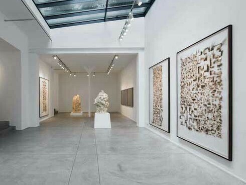 Jitish Kallat, Exhibition view. Courtesy of Galerie Daniel Templon