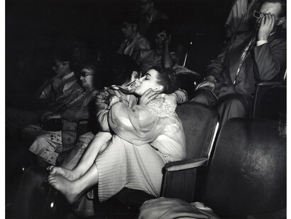 Weegee, Lovers in 3D glasses in the Palace Theatre, 1945 © Weegee, Courtesy of Side Gallery
