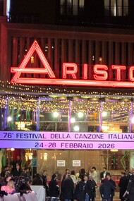 Esterno del teatro Ariston, Festival di Sanremo 2026, serata di mercoledì 26 febbraio 2026. Foto di Ferdinando Traversa