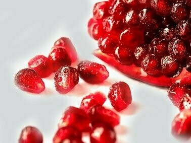 Sementes de romã. Usam a minha coroa para os tais rituais e esperam que ela possa trazer sorte e fortuna, dizem que basta cortá-la, deixar secar e depois guardar, pronto – como trazer a bem-aventurança desse jeito? Nenhuma parte de mim fica em paz... Meu preço vai lá para as alturas, uma valorização capitalista absurda com tamanha popularidade