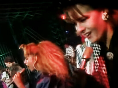 Muérdeme un labio, ámame / Jálame el pelo, ámame. Ámame hasta con los dientes. Ámame hasta que revientes / Pero ámame, ámame... Timbiriche; 1988,  "Amame hasta con los dientes"