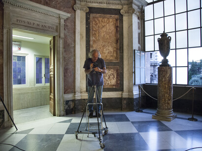 Alain Fleischer mentre lavora presso l’Appartamento di San Pio V. Foto Alessandro Prinzivalle © Governatorato SCV – Direzione dei Musei
