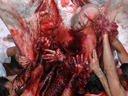 Hermann Nitsch mezcla carne y sangre en sus obras