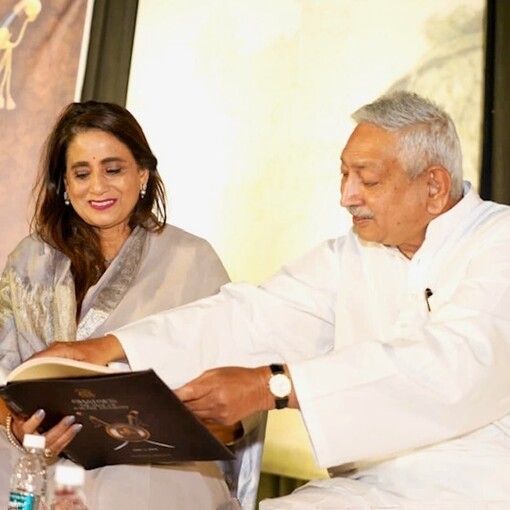 Il Maharaja di Kolhapur, Chhatrapati Shahu, sfoglia, insieme con Nandita Ghatge, il libro "Ghatges of Kagal", dedicato a una delle più illustri famiglie indiane