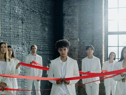 É preciso estar atento a psicólogos que “receitam” rede social como aliada terapêutica no tratamento psicoterápico. Abrir uma conta no Instagram, ou em qualquer outra rede social, não irá ajudar a pessoa a lidar com sofrimentos, dores, angústias ou transtornos mentais. Muito pelo contrário, pode agravar ainda mais o estado psíquico de uma pessoa em estado de dor e conflito