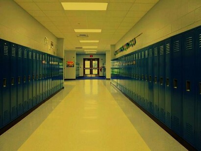 Corredor de típica escola secundária dos Estados Unidos, onde todas as tramas acontecem. É por conta das "bad girls" que a história se move, elas criam o drama, elas deixam a história interessante e, por mais absurdo que pareça, elas fazem a gente querer torcer por elas, mesmo elas não sendo as melhores pessoas do mundo