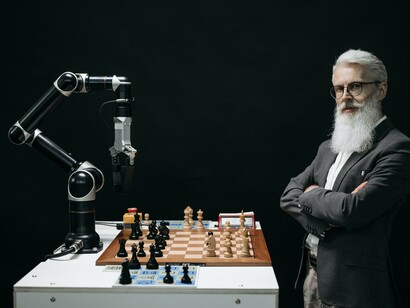 Uomo vs macchina. Siamo stati abituati a pensare che l’AI sia qualcosa cui rivolgersi per interrogarla, è tempo di riflettere invece sulla necessità di interrogarci sull’AI