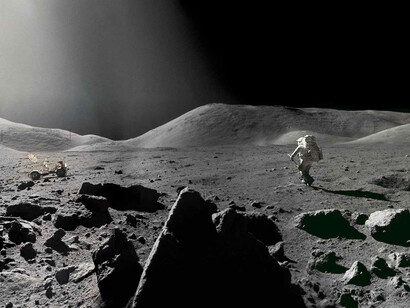 Caminado sobre la superficie lunar