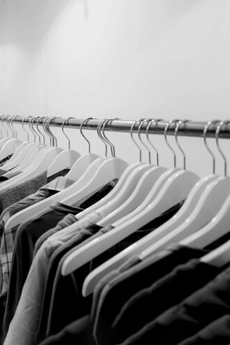 Descubra como a moda se torna uma forma de arte viva, transmitindo mensagens sutis e poderosas através dos signos da moda