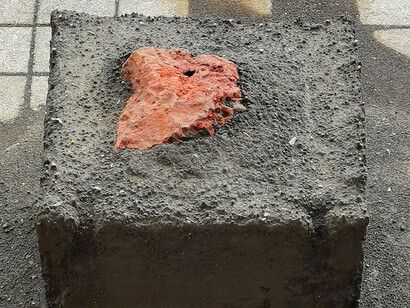 Andrés Cañas; «Piedra para ver caer la lluvia», 2022, instalación con tierra, piedra y concreto. Foto cortesía de Rafael Ottón Solís
