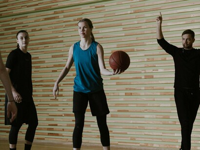 Jogo de basquete. A cada cesta convertida, a cada vitória conquistada, os novos atletas se sentem mais confiantes e motivados. A atleta master não apenas ensina as técnicas desta modalidade, mas também os valores da disciplina, do trabalho em equipe e da perseverança