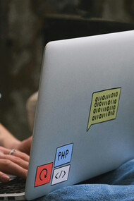 A inteligência artificial tem potencial para melhorar a produtividade, mas está deixando muitos colaboradores sobrecarregados. Entenda como lideranças podem guiar a transição para um uso responsável dessa tecnologia