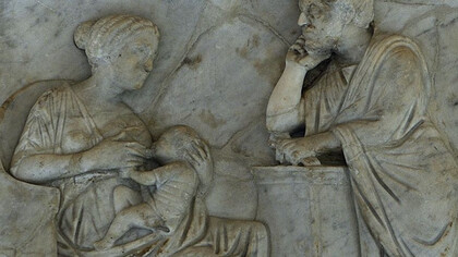 Sarcofago di Marcus Cornelius Statius raffigurante l’abitudine delle matrone di far allattare i figli dalle nutrici