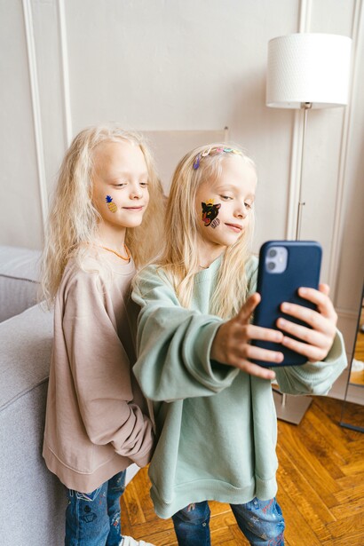 El acceso temprano a las redes sociales puede exponer a los niños a contenido inadecuado, ciberacoso y presión social, afectando su bienestar emocional