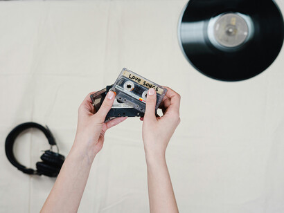 Un par de casets, un disco de vinilo y un auricular