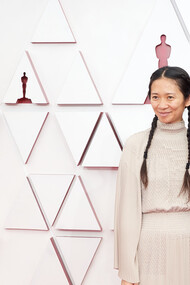 Chloé Zhao, directora de «Nomadland», junto al director de fotografía de la cinta Joshua James Richards a su llegada a la alfombra roja de la Union Station. Foto: Matt Petit / AMPAS