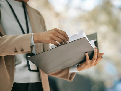 Una persona revisando su CV antes de entregarlo para una búsqueda laboral
