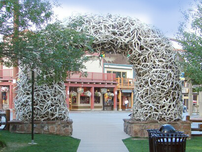 Ver una película o una serie es algo que habitualmente hacemos en soledad, y si cada cierto tiempo tienes que tomar una decisión, es aburrido. Arco de asta de ciervo, en la plaza de la ciudad de Jackson, Wyoming, EE.UU.
