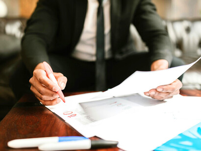 Dans les bureaux de l’administration, formulaires et signatures structurent la mise en œuvre des décisions publiques