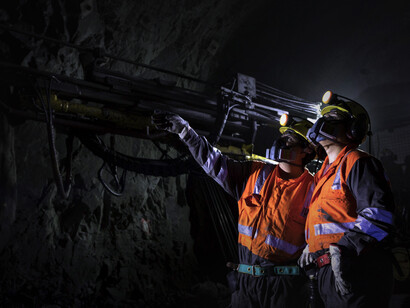 Operarios observan mina de cobre. Es el momento de hacerse cargo de la integración de minería del cobre a la economía de Chile