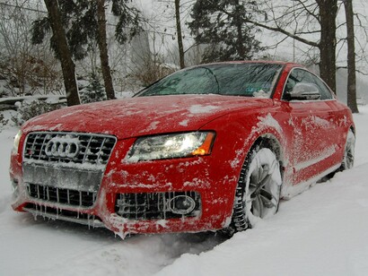 Un coche bajo una nevada