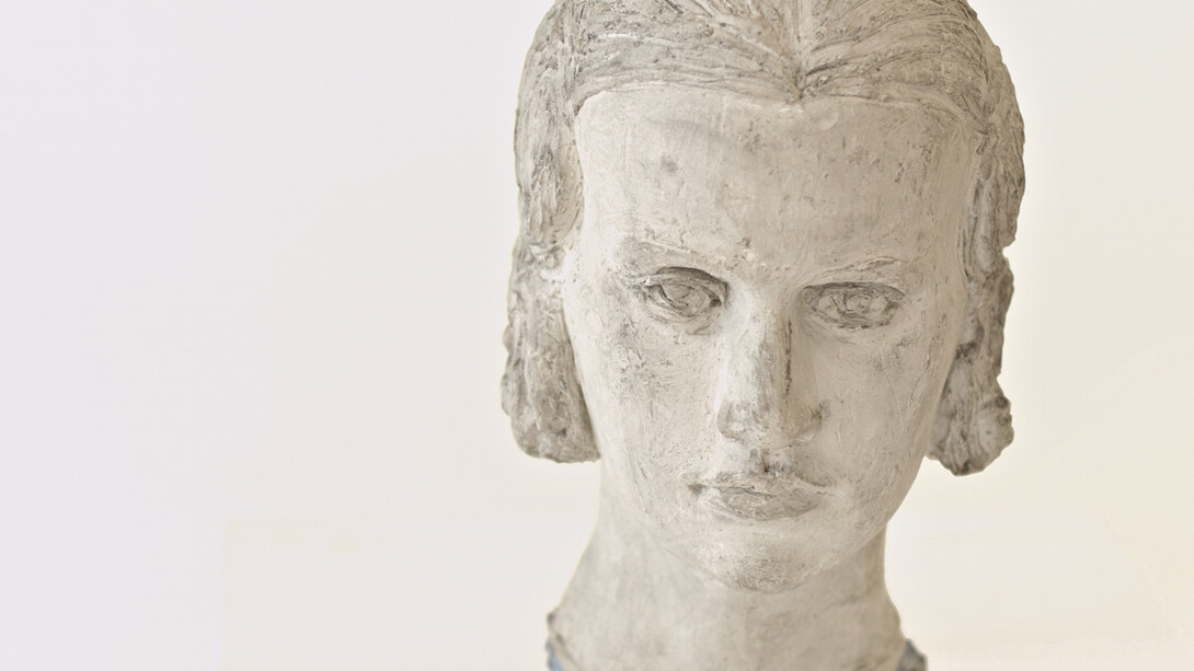Lucio Fontana, Ritratto di ragazza, 1929-1930
32,5 x 18,5 x 22,5 cm, Gesso colorato in azzurro alla base del collo, Arch. Fontana 1936/2, courtesy Studio la Città e Galleria Tonelli, foto Vincenzo Castella
