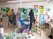 Hope Gangloff, trabajando en su estudio, celebra la diversidad y la complejidad del individuo moderno
